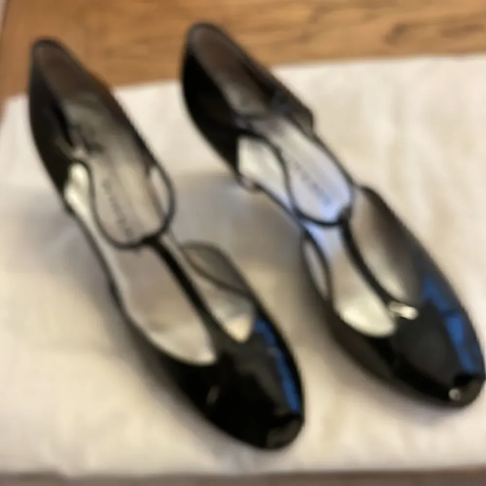 PETER KAISER BLACK PATENT HEELS.  SMALL PLATFORM IN FRONT.  NEW